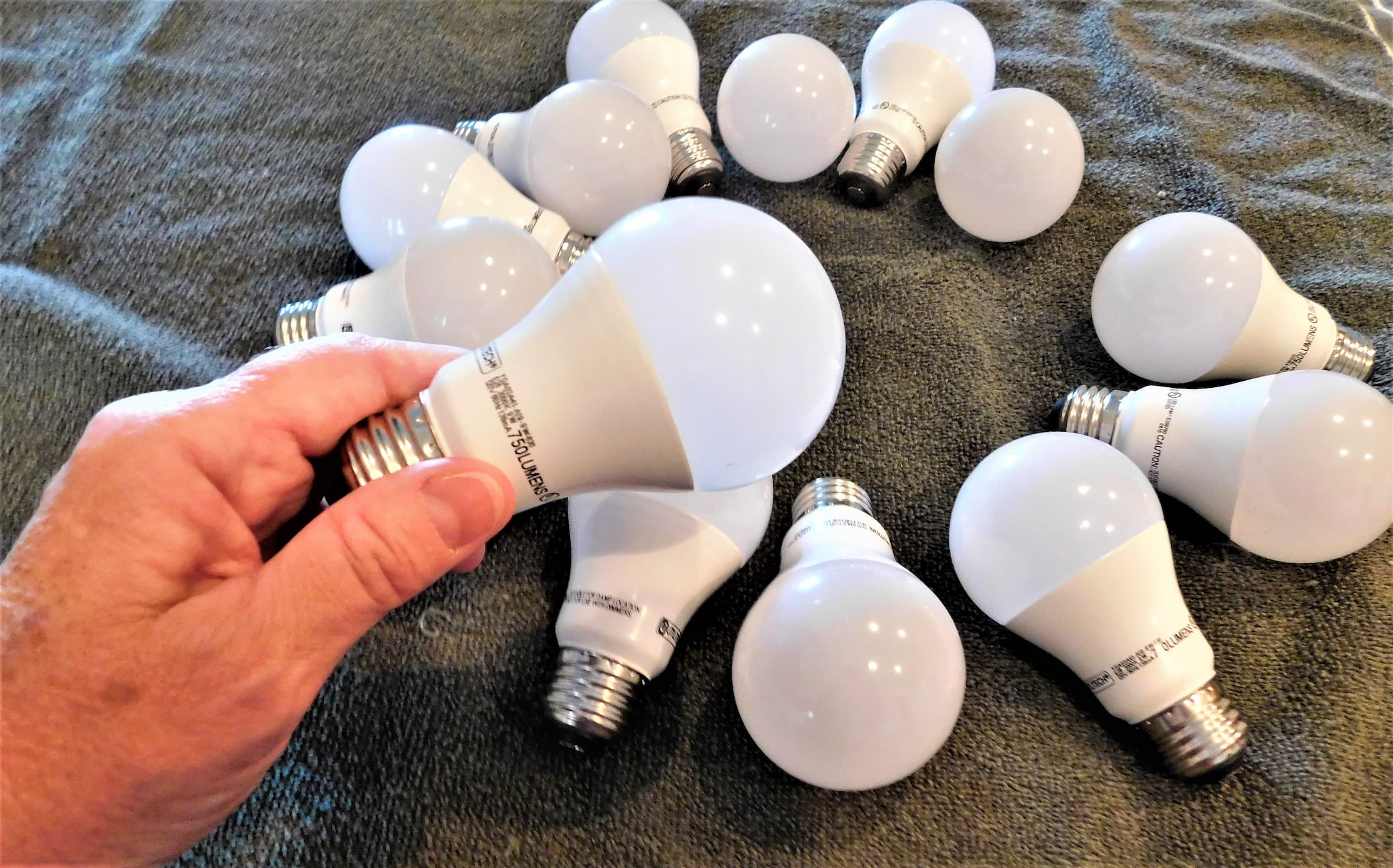 Différence Entre Ampoule Led Et Ampoule Normale Pourquoi choisir des ampoules LED pour son intérieur ? - La Maison Vivante