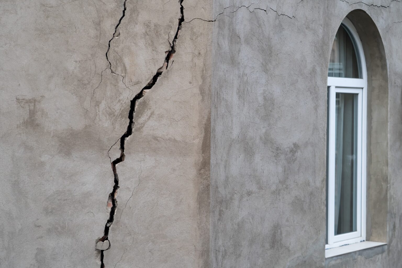 Comment reboucher une fissure dans une façade ou un mur extérieur ? La Maison Vivante