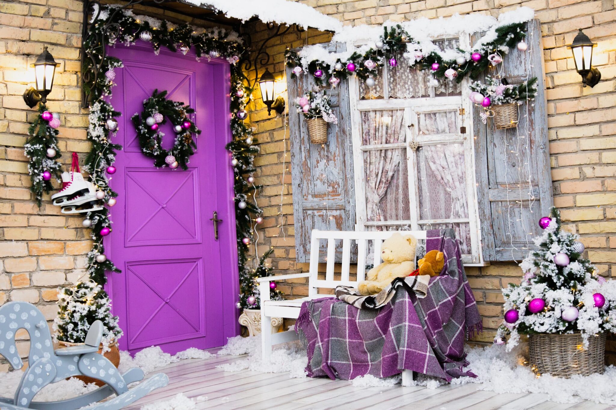 Comment décorer sa façade de maison pour Noël ? La Maison Vivante