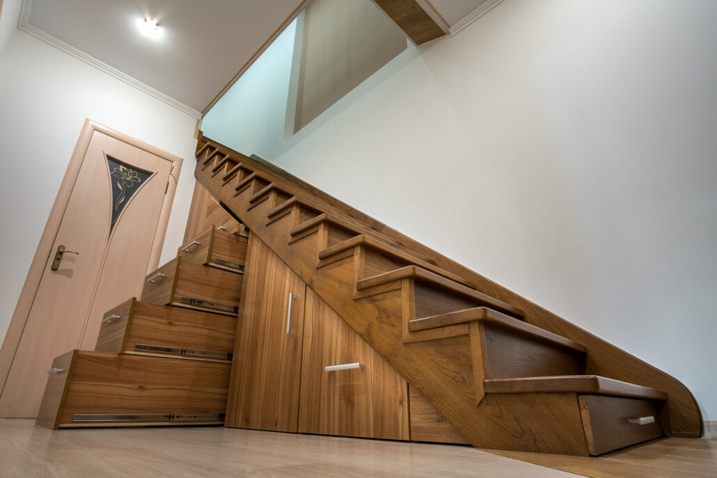 Rangement sous-escalier : pouvez-vous créer un tel espace sous tout type d’escalier ?